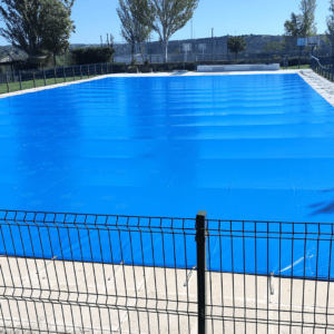 Cobertor de invierno para piscina con sistema de fijación patentado y resistencia certificada.
