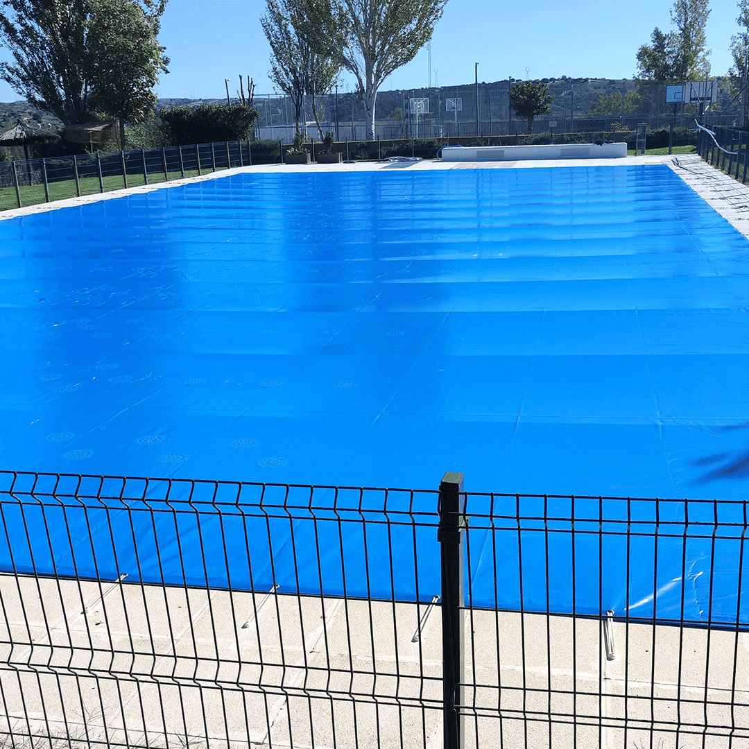Cobertor de invierno para piscina con sistema de fijación patentado y resistencia certificada.